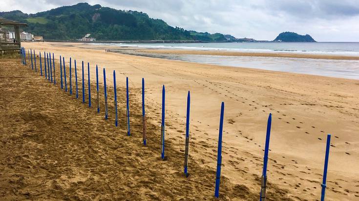 Toldoak jartzeko zutabeak prest daude Zarauzko hondartzan