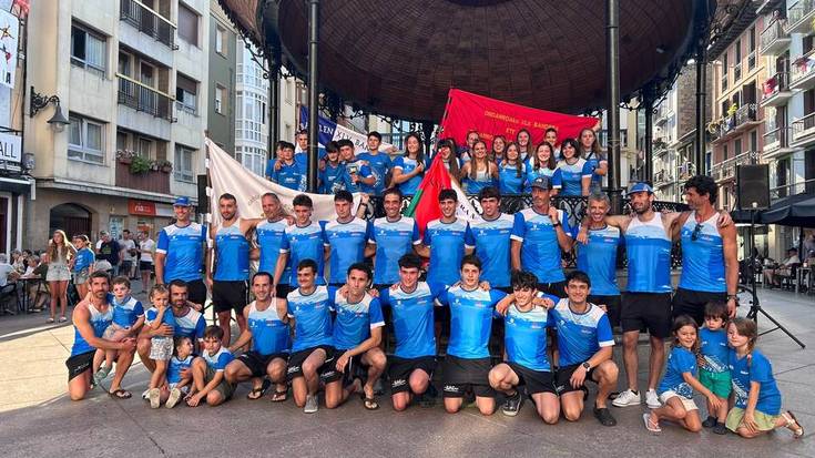 Ondo merezitako harrera Zarautz arraun elkarteko gizon-emakumeentzat