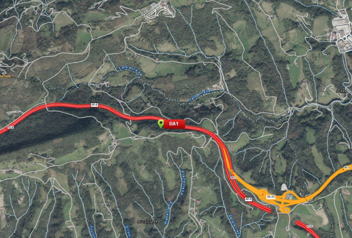Bere onera itzuli da AP-8 errepidea, Orio inguruan matxuratutako kamioi batek hainbat orduz zirkulazioa moteldu ondoren