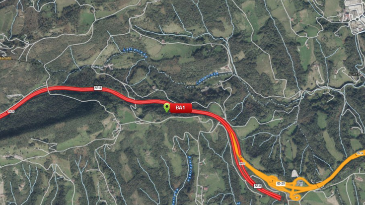 Bere onera itzuli da AP-8 errepidea, Orio inguruan matxuratutako kamioi batek hainbat orduz zirkulazioa moteldu ondoren
