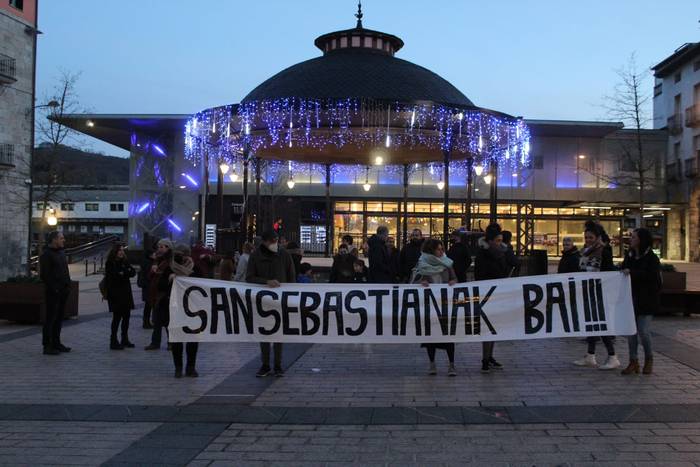 Donostian umeen danborrada egingo dutela eta, herritar talde batek erabakia berrikusteko eskatu dio Azpeitiko Udalari
