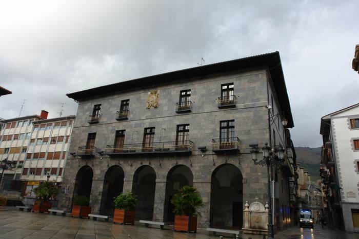 Ekaineko aparteko saria urtarrilean kobratuko dute Azkoitiko udal langile eta zinegotziek
