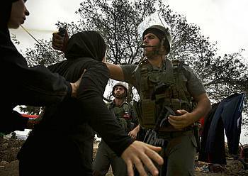 "Palestinan gertatzen denari aurpegia jartzea oso gogorra da"