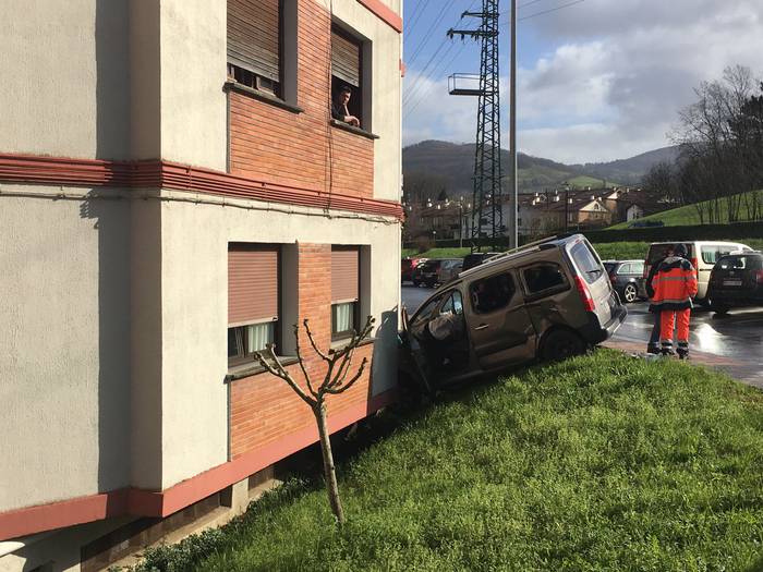 Zabor bilketako kamioi batek eta auto batek istripua izan dute Azpeitian