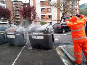 Kaleko garbiketa eta desinfekzio lanak indartu dituzte
