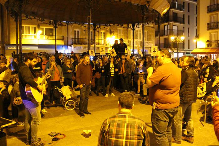 Bideoa: Sakabanaketa politikaren kontrako kantaldia Arrano parean, Zarautzen