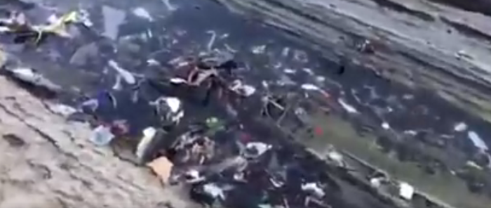 Zumaia eta Deba arteko harraldea plastikoz beteta dagoela salatuz bideoa grabatu du Oier Bartolomek