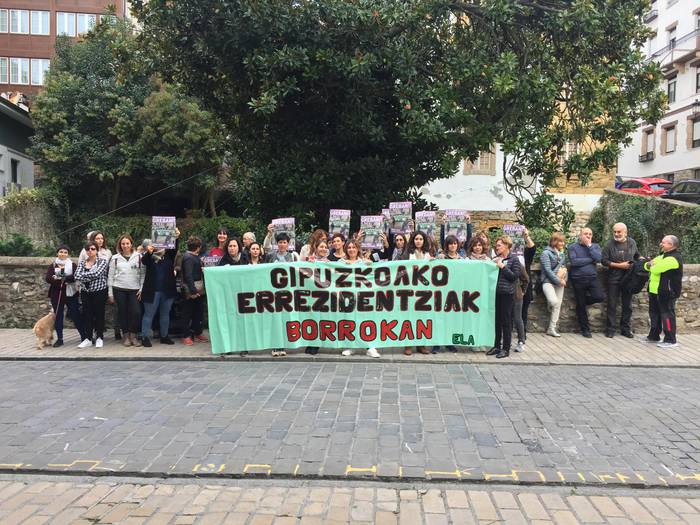 Adinekoen egoitzetako lan hitzarmena berritzea eskatzeko greban dira eskualdeko langileak