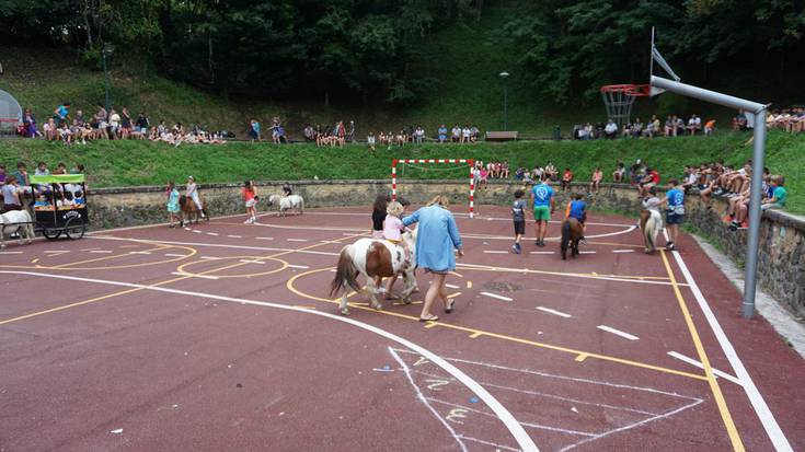 Vista Alegreko gaztetxoak gustura ibili dira pottoka gainean eta zezen txikiengandik ihes eginaz