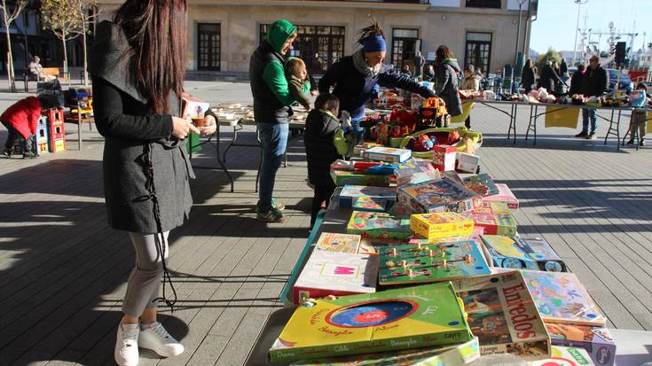 Jostailu eta euskarazko liburuen truke azoka antolatu dute Herriok eta herriko ikastetxeek