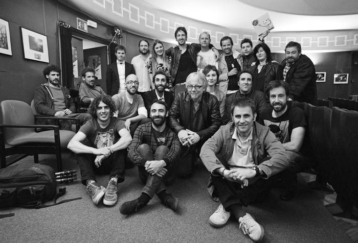 Ikuskizunak jarrai dezala