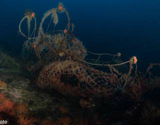 Olarrusubeko urpekariek aurkitutako arrantza sarea atera dute Getarian