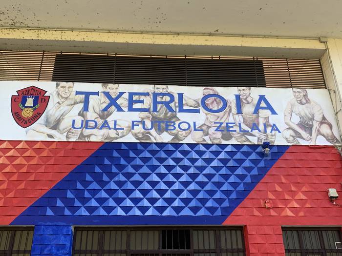 Murala margotu du Gorka Larrañaga artistak Azkoitiko Txerloia futbol zelaian