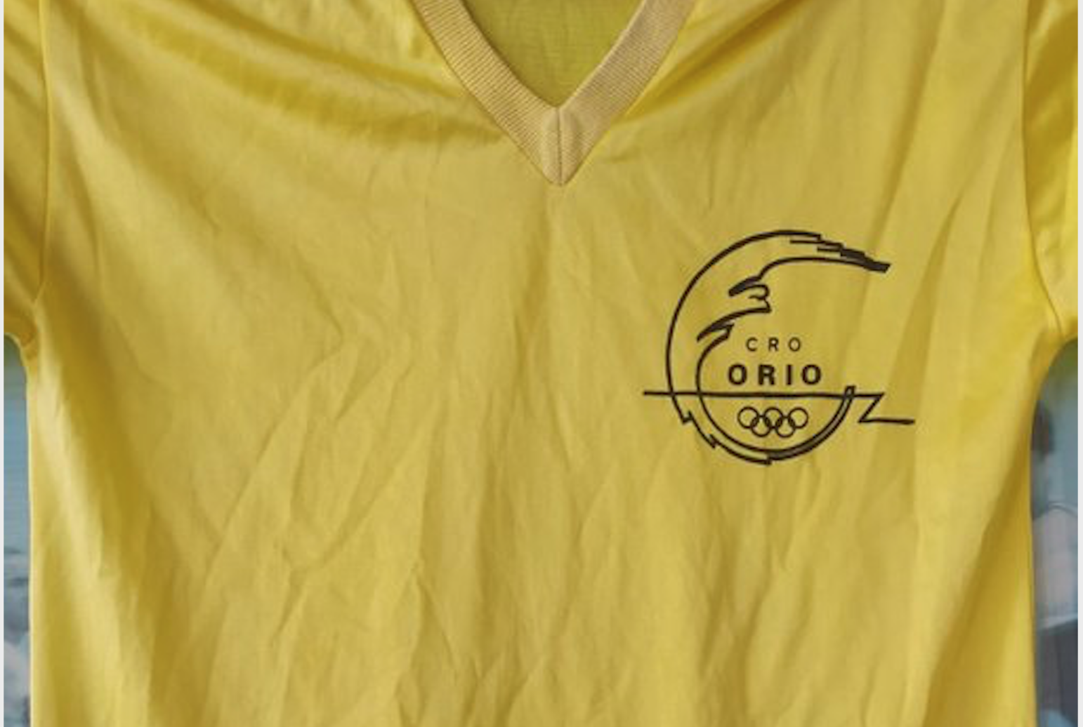 Orio AEk eskerrak eman dizkio Gonzalo Sukunzari 1970eko hamarkadako kamiseta ofiziala oparitzearren