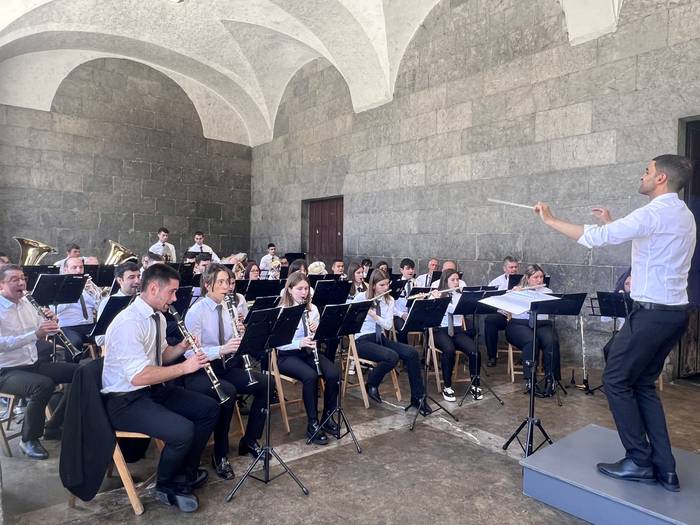 Musika bandak kontzertua eskainiko du igande eguerdian Kontzejupen