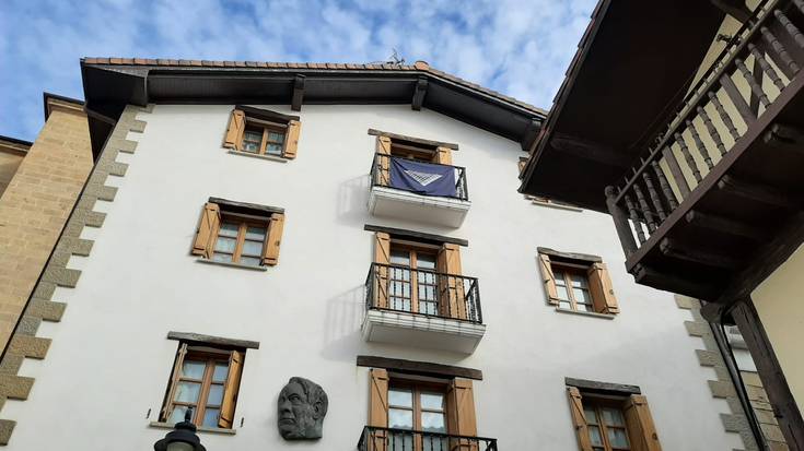 Santelmoak iritsi dira Orioko apaizetxera