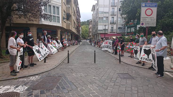 Preso eta iheslariak etxeratzearen aldeko azken ostiraletako elkarretaratzea, bertan behera