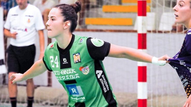 Garaipenarekin debutatu du Iberdrola ligan Libe Arruabarrena eskubaloi jokalariak