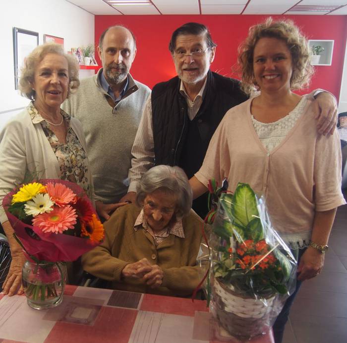102 urte bete ditu Beatriz Telleria Maissonave zarauztarrak