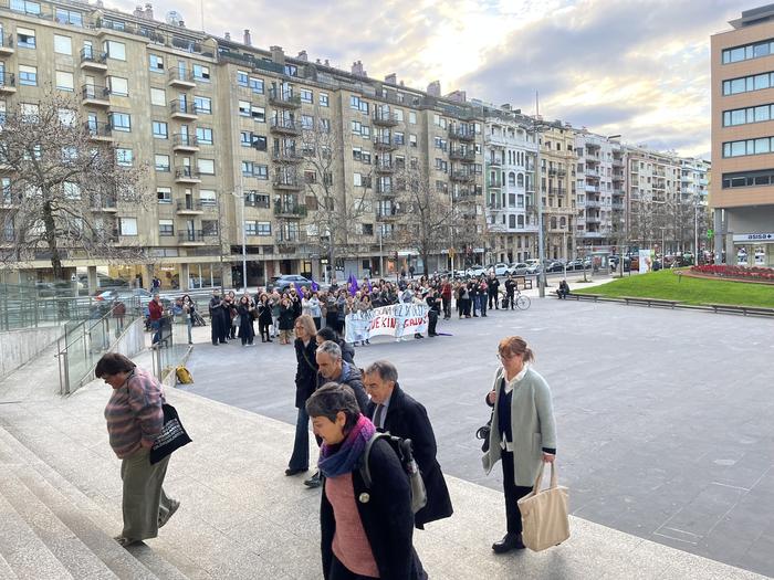Fiskaltzak bikotekide ohiaren kontrako zigor eskaerak kendu ditu, tratu txarrek "beldurtuta" zutela argudiatuta