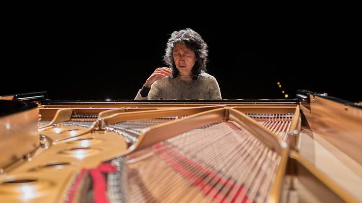 Mahler Chamber Orchestraren eta Mitsuko Uchida pianistaren Kursaaleko kontzerturako autobusa jarri dute