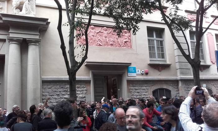 Ane Arruti: "Botoa eman eta jendeak negarrez irteten du hauteslekutik, txaloka eta elkar besarkatuz"