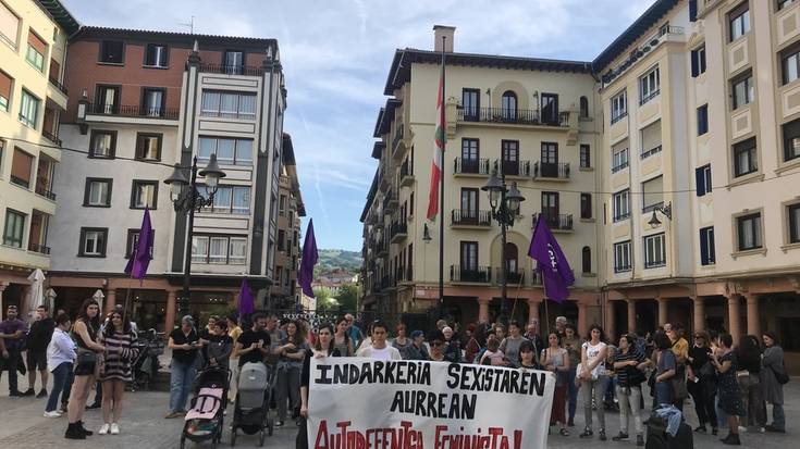 Zarauzko mugimendu feministak ere elkarretaratzea egin du Donibane Lohizuneko hilketa matxista salatzeko