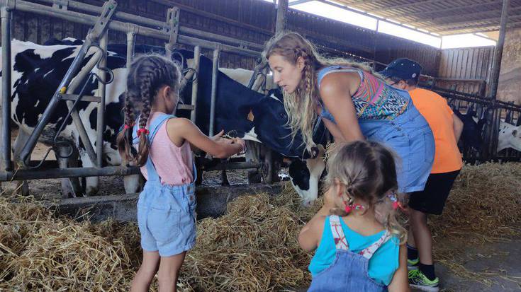 Xarrondo baserrian yogurrak eta esnea dastatzeko aukera izan dute hainbat lagunek