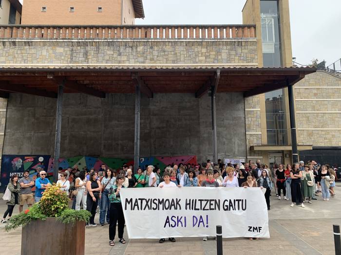Bilbon izandako hilketa matxista gaitzesteko elkarretaratzea egin dute gaur