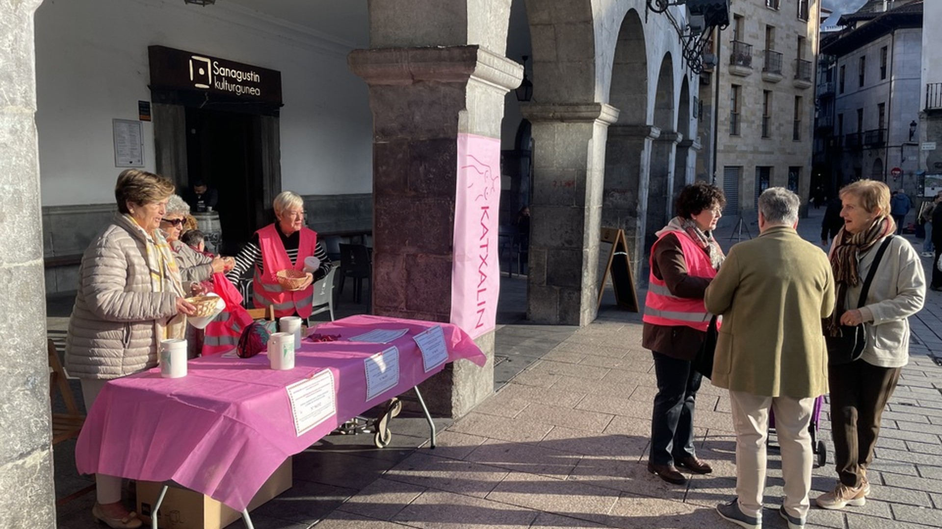 Katxalin elkartekoak kalera atera dira Bularreko Minbiziaren Egunaren harira