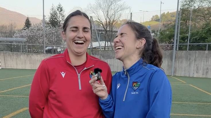 Tolosa CF taldeko neskak galdetegi azkarrean