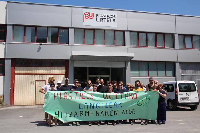 Zarauzko Plasticos Urteta enpresako langileek lanuzteak hasi dituzte hitzarmen propio baten alde