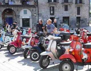 Vespa eta Lambretta zaleak Azpeitian elkartu dira beste behin