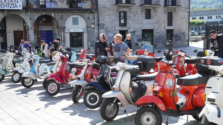 Vespa eta Lambretta zaleak Azpeitian elkartu dira beste behin