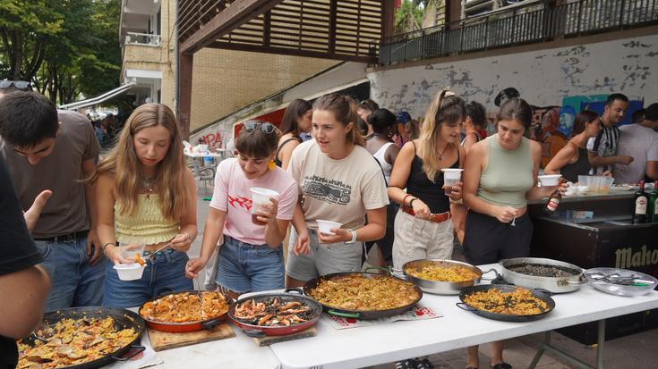 Kuadrilla Egunaren faltan, paella txapelketa egin dute Torreberriko aterpean