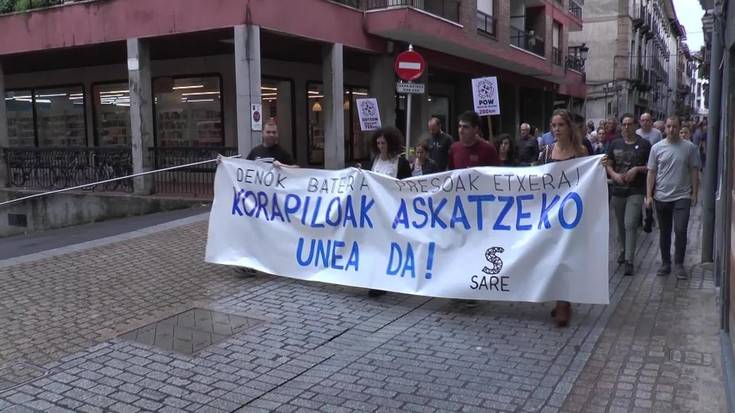 Euskal presoen eskubideak aldarrikatzeko manifestazioa egin dute Azpeitiko Sarek eta Kalerak