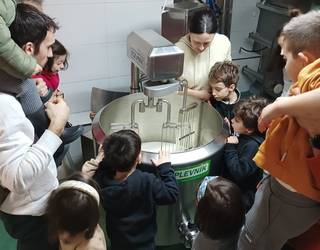 Gazta egiteko prozesua ezagutu dute Komuntzoko Sakona etxaldean