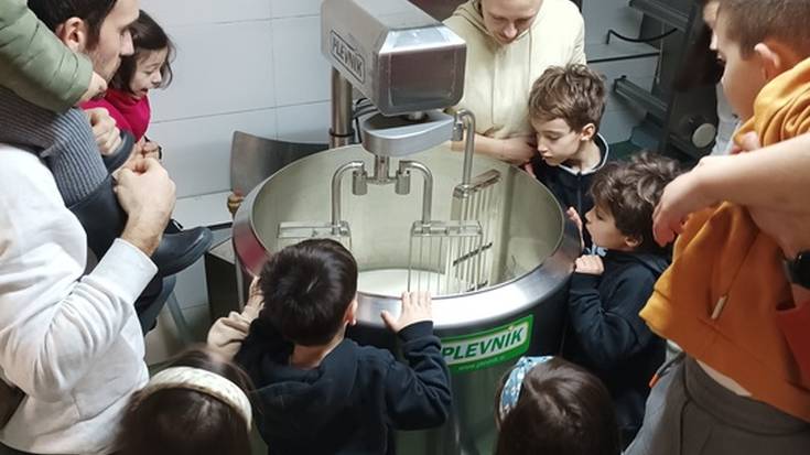 Gazta egiteko prozesua ezagutu dute Komuntzoko Sakona etxaldean