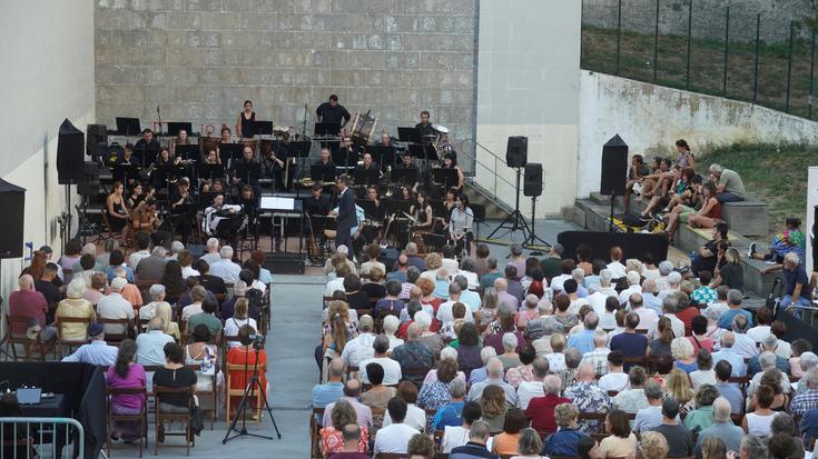Musika Bandaren eta Bitartean taldearen elkarlanaren uztaz gozatu dute herritarrek