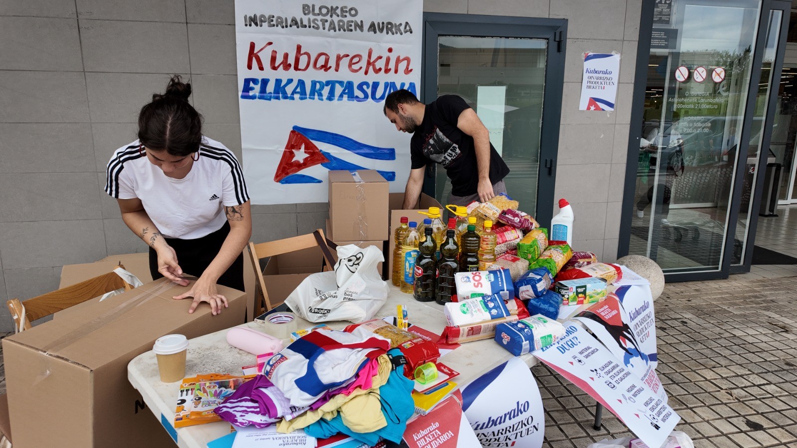 Kamioikada bat produktu bildu dute Kubara bidaltzeko