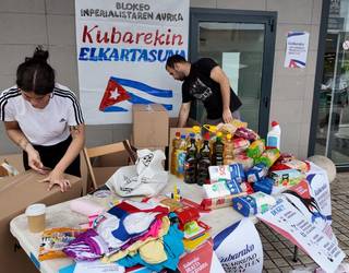 Kamioikada bat produktu bildu dute Kubara bidaltzeko
