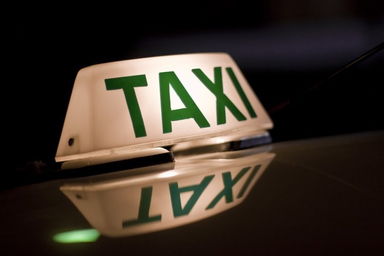 Auzo-taxi zerbitzuaren onuradun izateko zein txartela berritzeko epea ireki du udalak