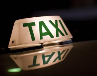 Auzo-taxi zerbitzuaren onuradun izateko zein txartela berritzeko epea ireki du udalak