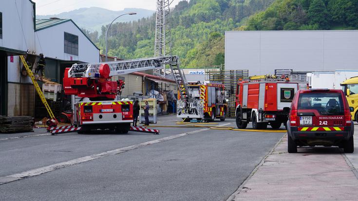 Irudietan: Sutea izan da Ubegun industriaguneko egur enpresa batean