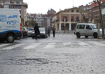 Ignacio Zuloaga plaza inguruko galtzada konpontzen hasi dira