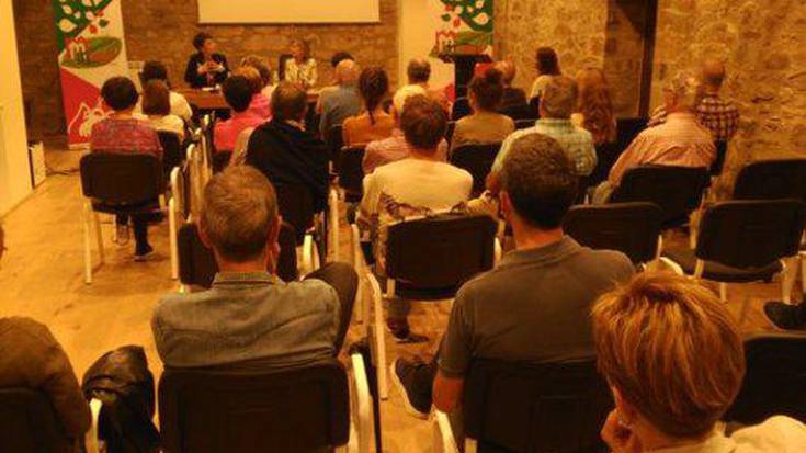 Unibertsitatearen eraginaz eta Orkestrak egiten duen lanaz solastu dira Miren Larrea eta Mari Jose Aranguren Basazabalen