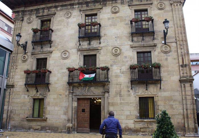 Saharako bandera jarri dute Zarauzko udaletxean