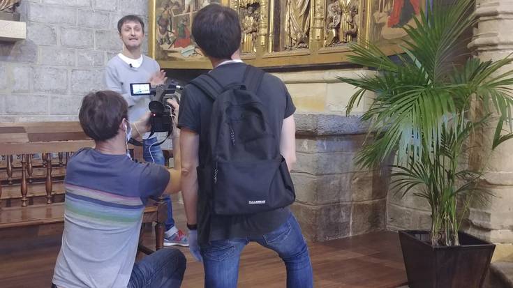 Parrokira bisita gidatua online, larunbatean Estalapean