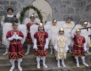 Meza, Aingeru Pausoak eta prozesioa, Ostiral Santuan Aian