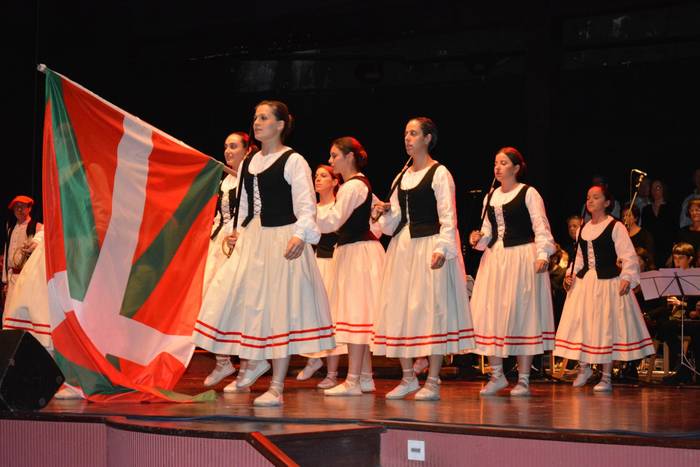 Baztartxo jendez bete da, Sahatsa dantza taldeak, Iraurgi abesbatzak eta Azkoitiko musika bandak elkarlanean estreinatu duten 'Bizkaia' ikuskizuna ikusteko